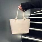 Beyaz El ve Omuz Çantası