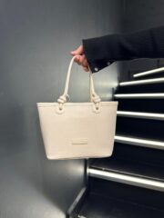 Beyaz El ve Omuz Çantası