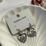 Kalp Detaylı Gümüş Renk Çelik Küpe