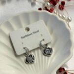 Kalp Detaylı Gümüş Renk Çelik Küpe