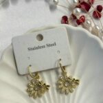 Arı ve Çiçek Detaylı Gold Çelik Küpe